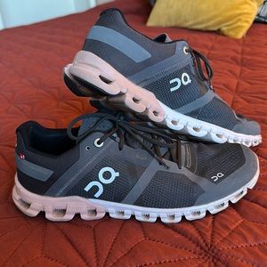 On Running Women’s sneakers US 8, great condition! Grey and pink